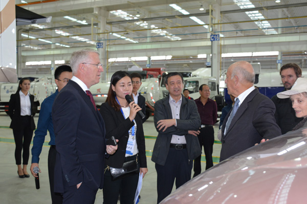 瑞士索羅圖恩州政府代表團考察甘肅建投專用汽車生產基地